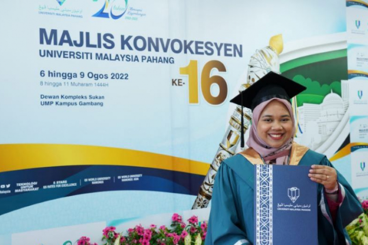 Cancer does not stop Amira from achieving success, receives University Gold Award