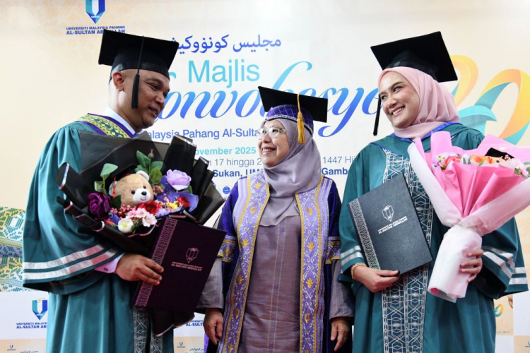 Detik indah pasangan suami isteri, terima Master Eksekutif bersama 