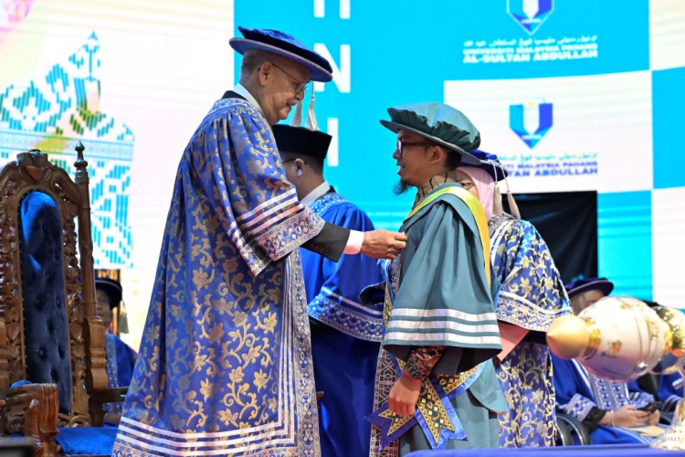  Dr. Afrig Aminuddin dinobat graduan antarabangsa cemerlang di Konvokesyen UMPSA Ke-20