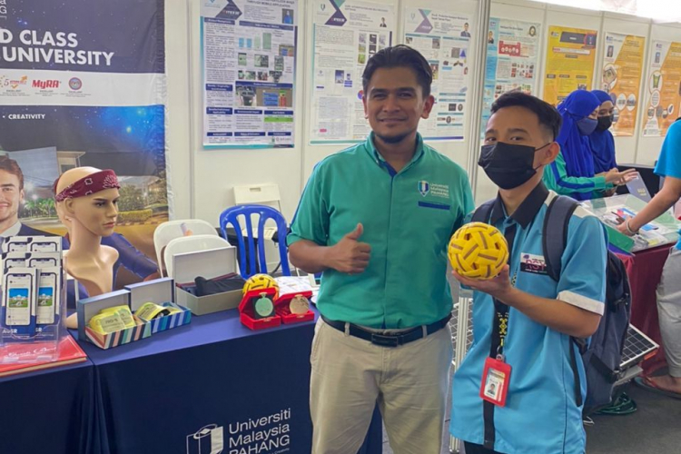 Ts. Dr. Nasrul Hadi produces Protective Bandana (Pro-B) reducing the risk of injury to takraw players