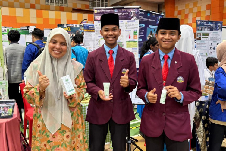 Sekumpulan pelajar Maahad Tahfiz Negeri Pahang (MTNP) berjaya menghasilkan inovasi produk penjagaan kulit semula jadi dikenali sebagai GUAVELLA: Glowy Face, Guava Base yang dibangunkan menggunakan ekstrak daun jambu batu (Psidium guajava L.) dan shea butter bagi membantu mengatasi masalah kulit remaja akibat pendedahan cahaya UV, cuaca panas dan pencemaran.   Hasil inovasi produk mereka itu dipamerkan di Creation, Innovation, Technology & Research Exposition (CITREx) 2026 yang berlangsung di Universiti Mala