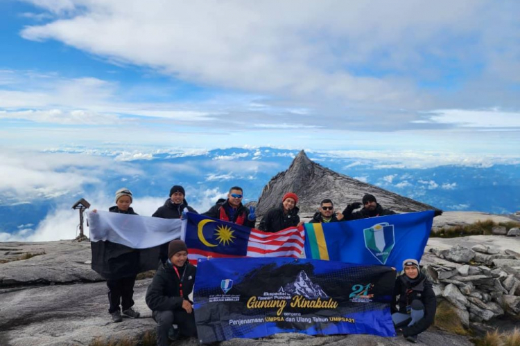 UMPSA capai misi kibar Jalur Gemilang dan benderanya di puncak Gunung Kinabalu