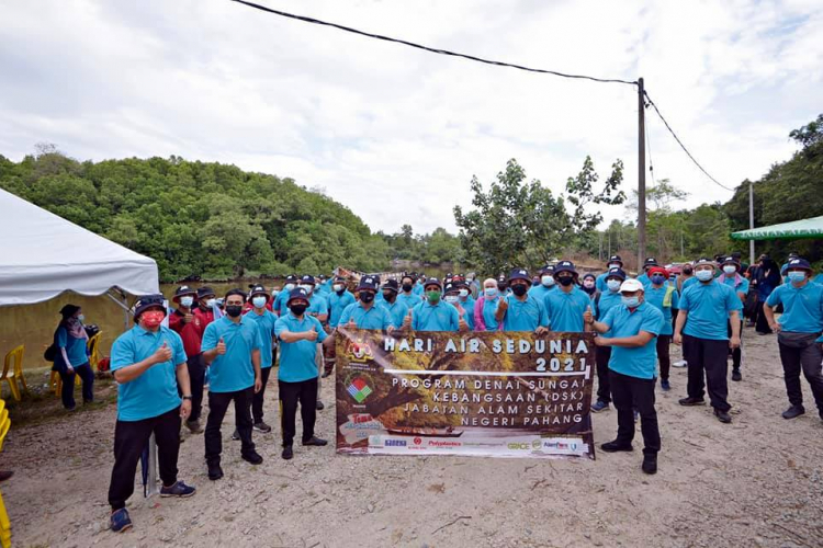 Volunteers work together to clean river