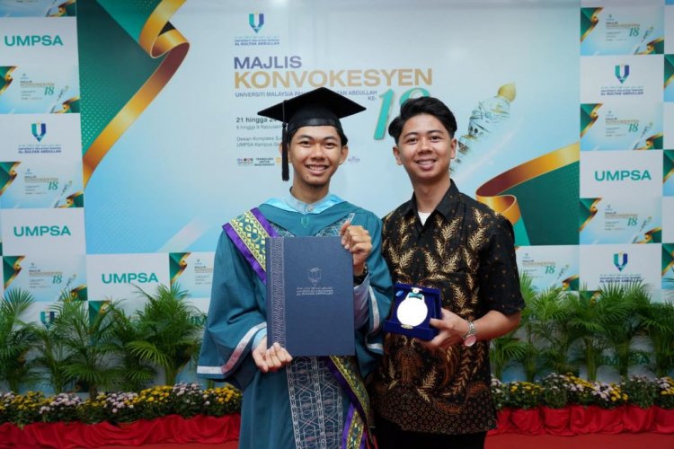 Graduan hadir berdua ditemani abang terima Anugerah Kecemerlangan BASF PETRONAS CHEMICAL