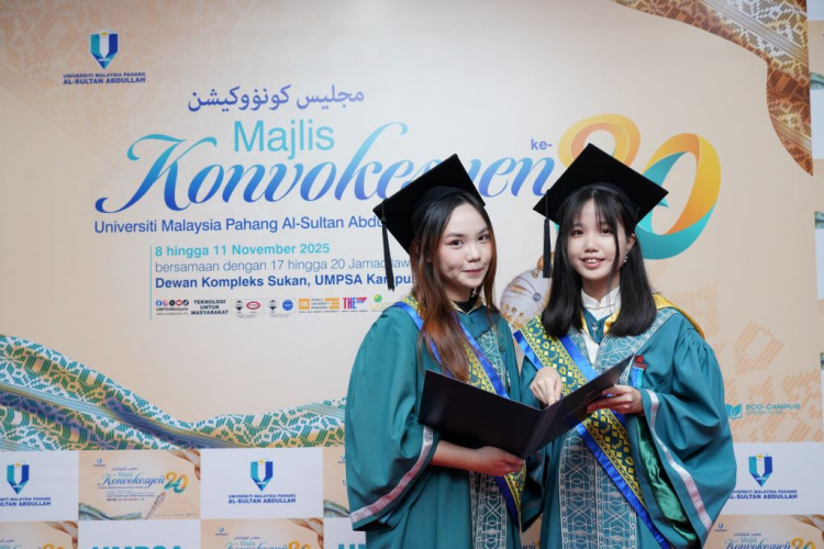 Hadiah Kecemerlangan Akademik Presiden Lembaga Jurutera Malaysia milik Soh Jia Wen dan Chew Poh Yee