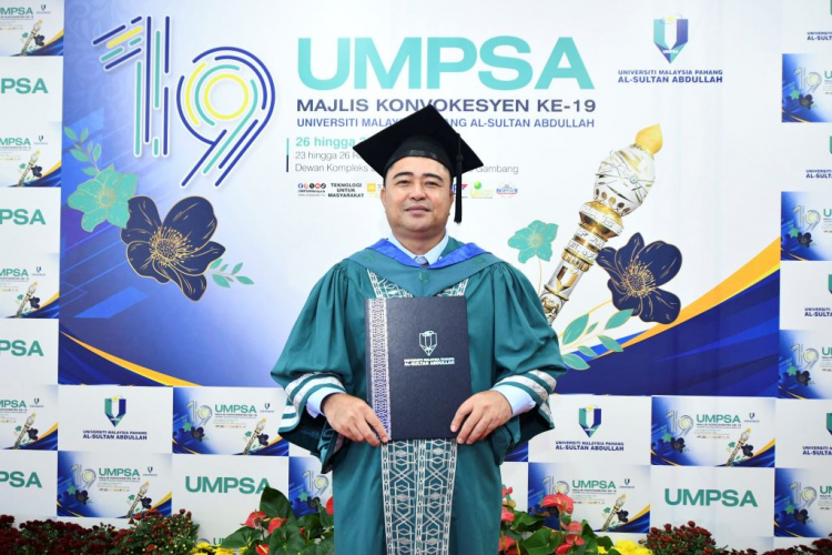 Only learned to read in form 2, Ali, a Plantation Manager from Sabah, successfully earns his degree 