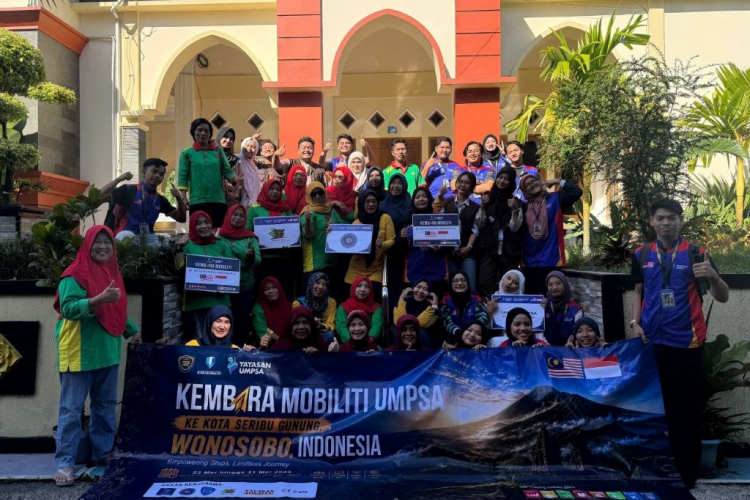Semangat kebersamaan dan nilai pengorbanan sempena Hari Raya Aidiladha diterjemahkan dengan penuh bermakna menerusi Sambutan Hari Raya Aidiladha yang melibatkan 25 orang mahasiswa daripada Kelab Sukarelawan Yayasan UMPSA, Universitas Teknik Yogyakarta (UTY) dan Universitas Gadjah Mada (UGM) di Jawa Tengah, Wonosobo, Indonesia. Kembara Mobiliti UMPSA@Wonosobo, Indonesia 2026 ini menjadi platform untuk mengukuhkan hubungan silaturahim antara peserta mobiliti dengan masyarakat setempat melalui pelbagai aktivit