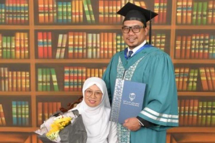 Raikan kegembiraan berganda, graduan lalui detik cemas isteri sakit bersalin 