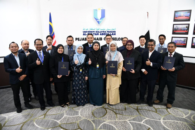 12 UMPSA academic staff receive promotion letters