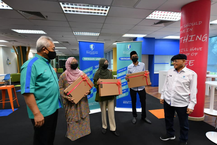 Yayasan UMP provides free laptops for students