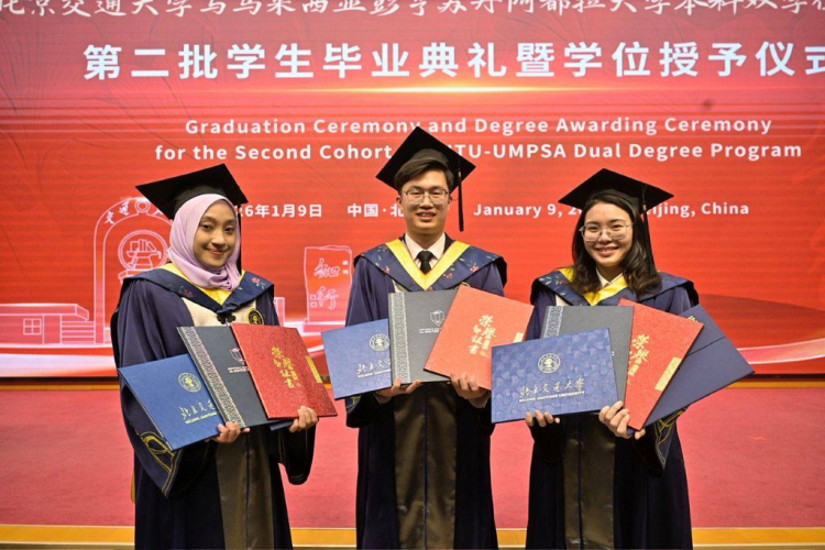 Kang Hui Lynn dan Aida Nadhirah graduan Ijazah Dual UMPSA-BJTU dianugerah Outstanding International Graduate dan Alumni Liaison Person