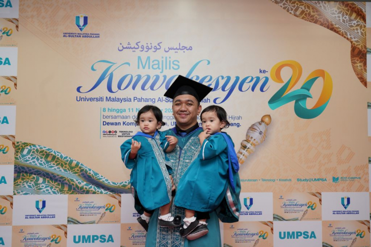 Kembar cilik rai kejayaan ayah di Majlis Konvokesyen UMPSA Ke-20