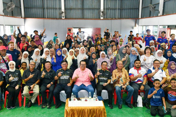 TAWAU, 1 Mei 2026 - Program Kembara Lestari @Negeri di Bawah Bayu 4.0 yang melabuhkan tirainya dengan jayanya di Kampung Budaya Pasir Putih, Tawau selepas lima hari pelaksanaan sarat dengan pelbagai inisiatif teknologi, komuniti, pendidikan, kelestarian, kerohanian, kebudayaan dan bantuan khidmat masyarakat.  Penganjuran program ini dilihat sebagai bukti komitmen berterusan UMPSA dalam memasyarakatkan teknologi, memperkasa pendidikan dan memperkukuh jaringan kerjasama antara institusi pendidikan, agensi ser