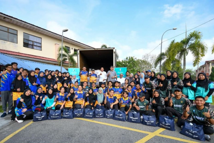 Collaboration of UMP-UTHM Volunteers UMP Kilau to help flood victims in Batu Pahat