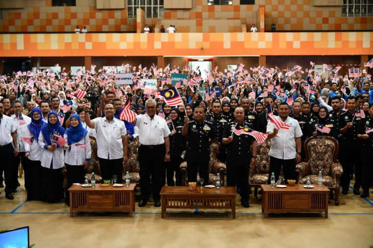 More than 1,500 attend the Launching and Handover Ceremony of the Jalur Gemilang in conjunction with the 67th National Month Celebration of 2024 at UMPSA