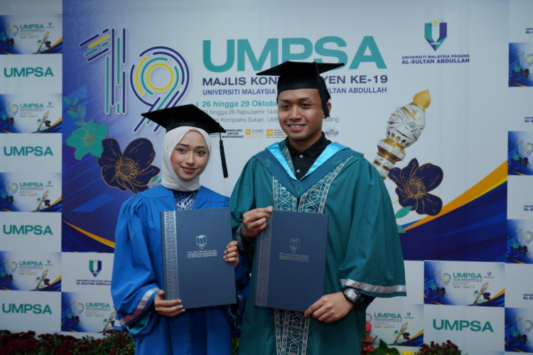 Siblings Nurul Eshfahanny and Muhammad Ishfahan share the stage at UMPSA’s 19th Convocation