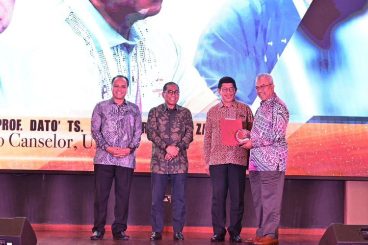 UMP's Vice-Chancellor receives MASUM 2022 Sports Icon Award