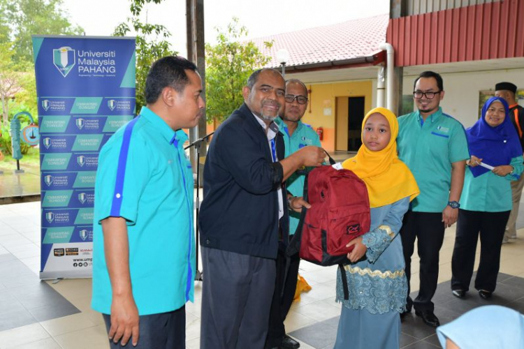 101 anak staf UMP teruja terima kelengkapan pakaian sekolah baharu