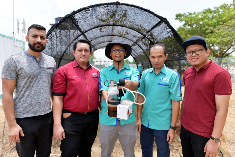  UMP researchers invented stingless bee honey suction pump for more quality produce