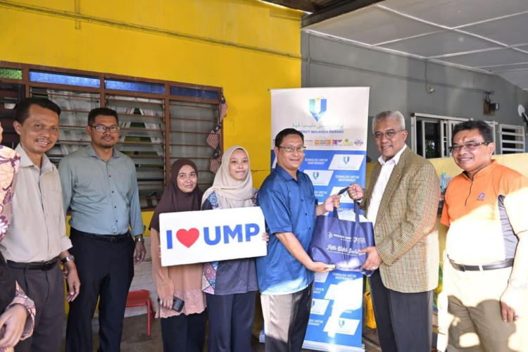 Vice-Chancellor of UMP honors outstanding STPM students