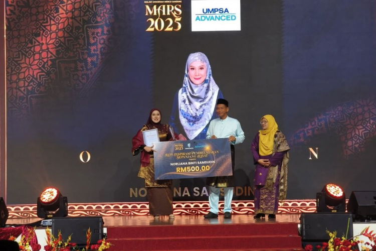 Norliana Samsudin terima Anugerah Ikon Inspirasi Pembelajaran Sepanjang Hayat UMPSA Advanced