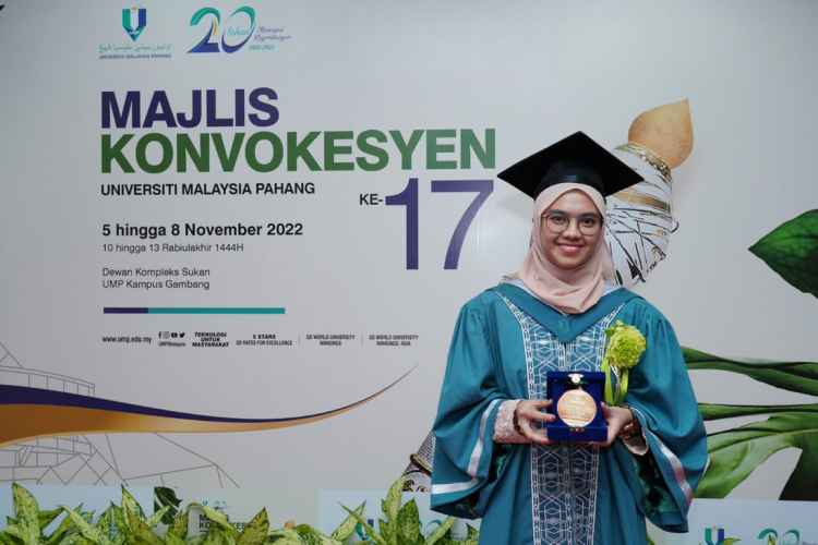 Nur Harizah dan Chew Yee Ping terima Anugerah Emas Universiti