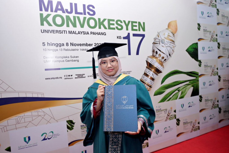  Nurazyyati receives Professor Dato’ Dr. Mashitah Mohd Yusoff Award