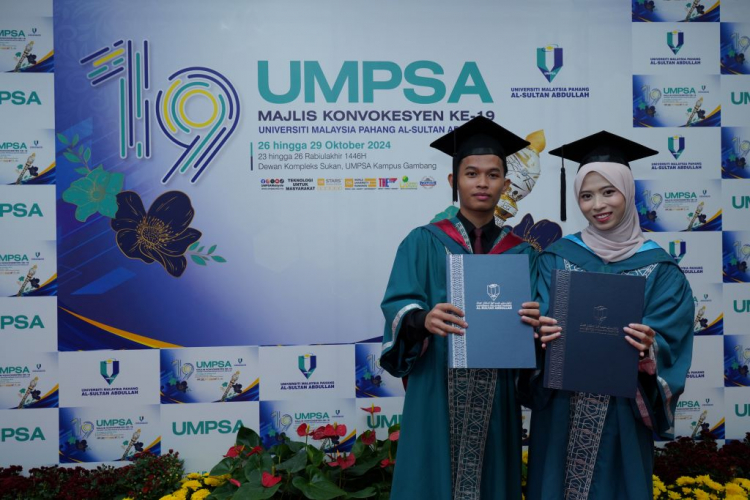 Pasangan kembar tidak seiras Safrizal dan Safrina teruja terima ijazah UMPSA bersama