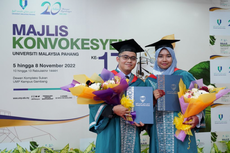 Pasangan graduan pengantin baharu naik pentas konvokesyen UMP