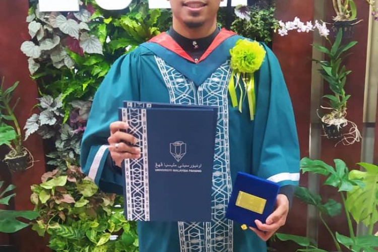 Pegawai Simpanan Tentera Laut, Aidisyahrul Hanif Zulkifli terima Anugerah Kecemerlangan Perodua