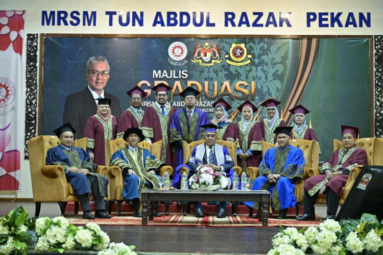 Pelajar MRSM TAR terima Anugerah Kecemerlangan Akademik UMPSA