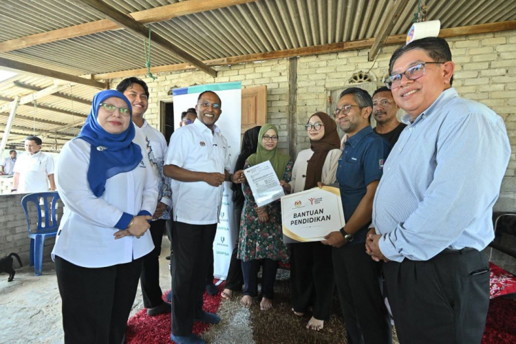 Pelajar UMPSA terima Dermasiswa B40 TVET