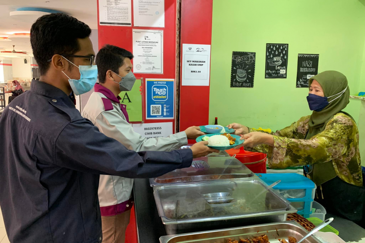 Students welcome UMP Menu Kasih set