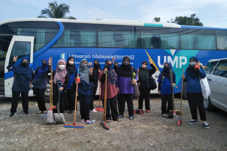 Pelajar sebak dan terharu sukarelawan UMP turun padang bersihkan rumah