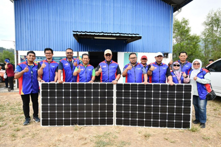 Pemasangan solar dan kepakaran teknologi UMPSA bantu ringankan beban keluarga asnaf