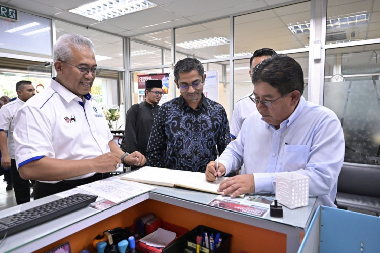 Pengerusi Lembaga Pengarah Universiti lawat UMPSA Kampus Gambang dan anak syarikat, UMP Holdings