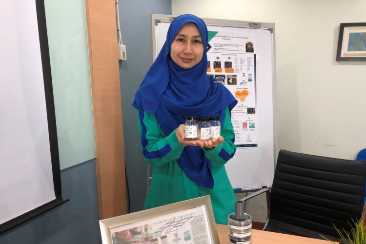  Associate Professor Ts. Dr. Norhayati invents water treatment process using resin