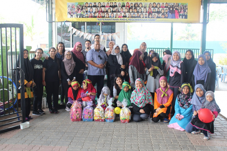 ‘Spreading The Love’ with children of Permata Al-Insyirah in Sungai Isap