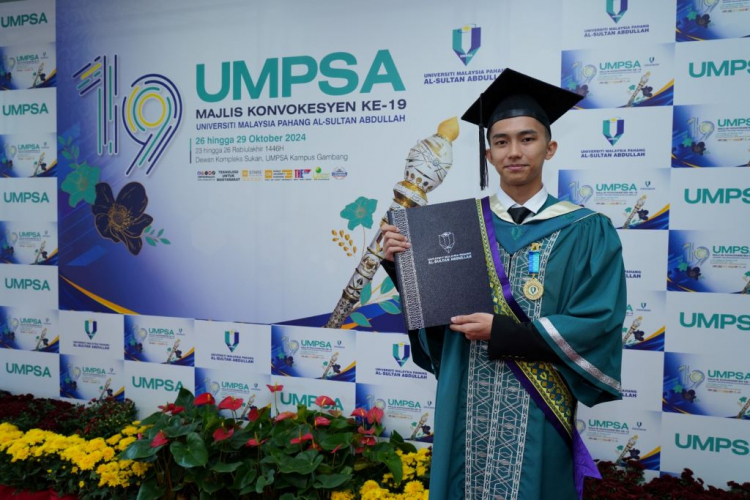 Shahnizan Imran receives Ir. Kee Book Hee Excellence Award at UMPSA