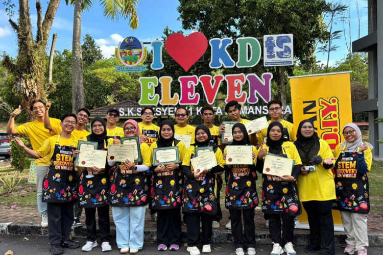 Seramai lima orang sukarelawan dari Universiti Malaysia Pahang Al-Sultan Abdullah (UMPSA) telah menyertai program STEM Discovery on Wheels anjuran Yayasan DIY dan Yayasan Sukarelawan Siswa (YSS) di Sekolah Kebangsaan Seksyen 11, Kota Damansara bagi menyokong pelaksanaan program, sekali gus mengangkat peranan mahasiswa dalam menghubungkan universiti dan komuniti.  Menurut Timbalan Presiden Persatuan Mahasiswa Selangor Universiti Malaysia Pahang Al-Sultan Abdullah (PERMAS-UMPSA), Ahmad Amirul Irfan Ahmad Saup