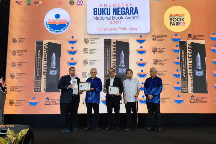 Dr. Tasyrif Ghazali, Pentadbir UMPSA pertama terima Anugerah Buku Negara