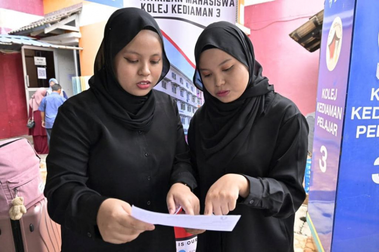 Teruja anak masuk universiti, pengorbanan ayah dan ibu hantar anak daftar di UMPSA