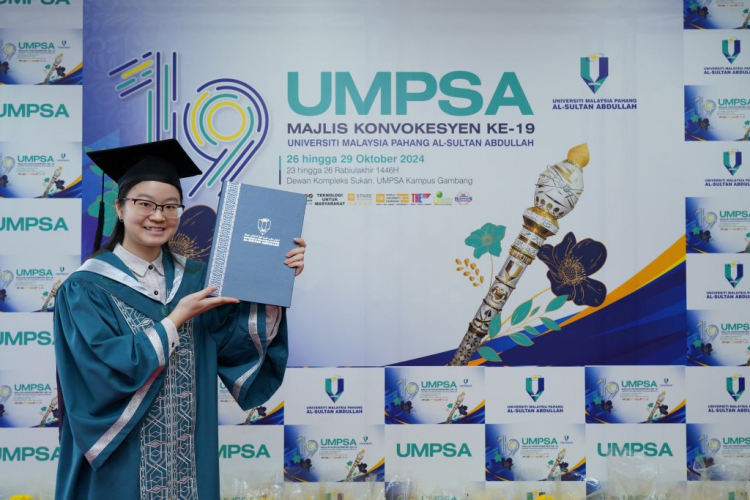 Tong Hui Shan receives UMPSA Holdings Excellence Award