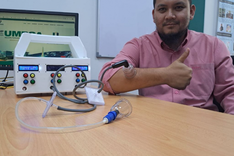 Ts. Dr. Mohd Riduwan produced an automatic cupping machine to replace existing phlegm suction machine