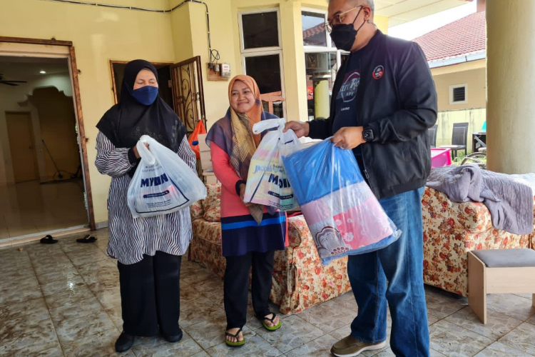 UMP extend helping hands for flood victims