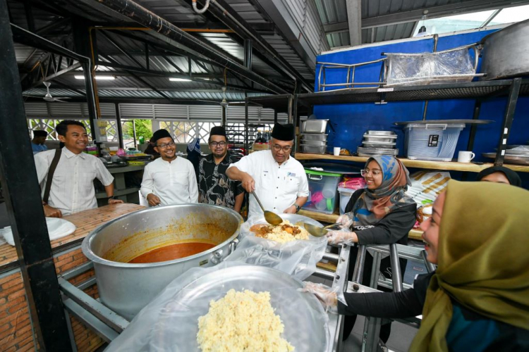 UMP kekal tradisi makan dalam talam erat ukhuwah