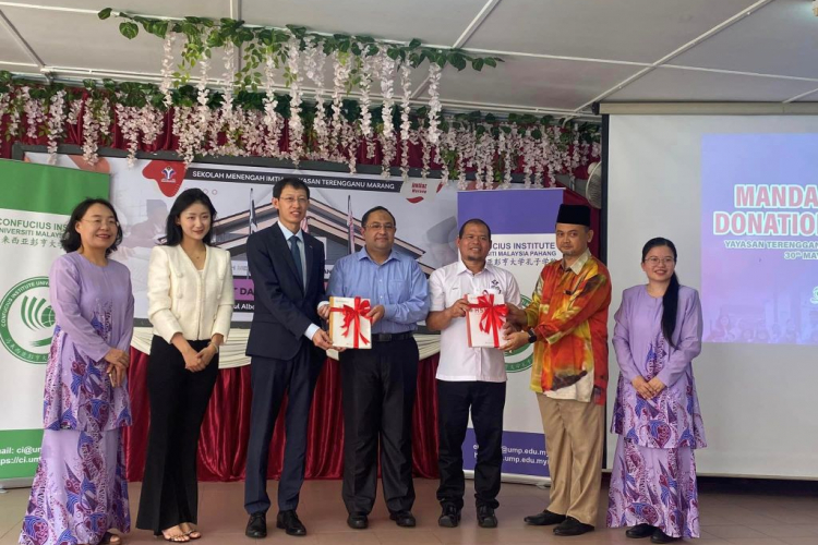 UMP sumbang 100 buku Mandarin buat pelajar sekolah