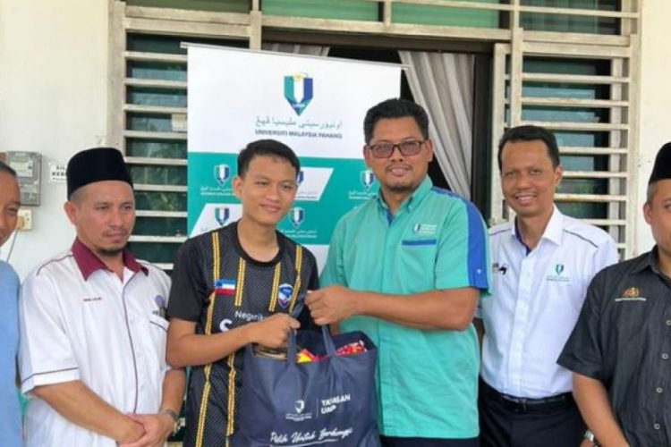 UMP's ‘Ziarah Kasih’ visits SPM 11A high-achieving student