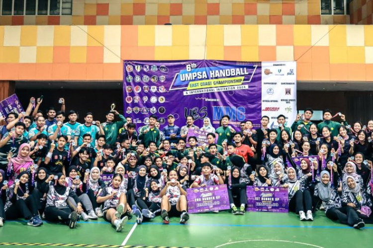 GAMBANG, 7 November 2024 – Sebanyak 28 pasukan lelaki dan 12 pasukan wanita daripada seluruh Malaysia dan negara-negara Asia Tenggara telah menyertai Kejohanan 6th UMPSA East Coast Handball Championship & International Invitation (6UECC) anjuran Kelab Bola Baling Universiti Malaysia Pahang Al-Sultan Abdullah (UMPSA) dengan kerjasama Pusat Sukan UMPSA, Akademi A.D.A.B UMPSA dan Persekutuan Bola Baling Malaysia di Kompleks Sukan Universiti, UMPSA Kampus Gambang.   Kejohanan selama tiga hari ini merupakan acar