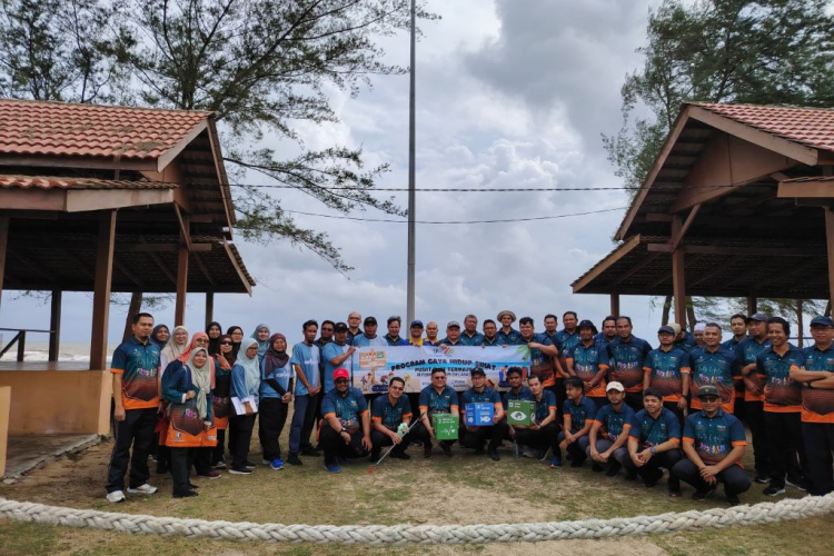 UMPSA bersihkan Pantai Lagenda sempena Program Gaya Hidup Sihat 